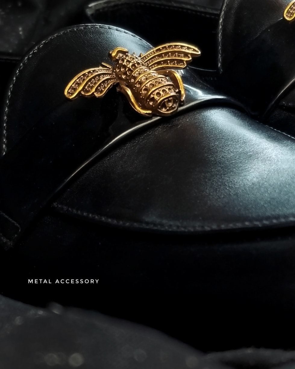 Leather Pump with Wasp Metal detail.