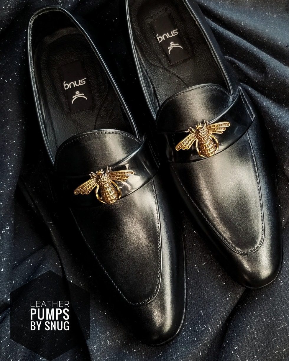 Leather Pump with Wasp Metal detail.
