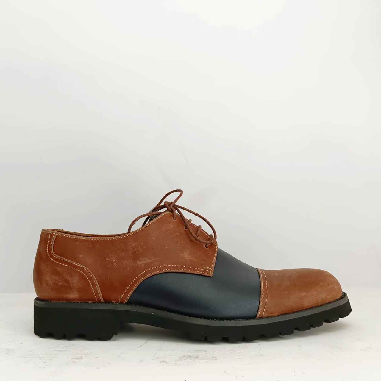 Crazy Horse Leather Shoes by Snug.