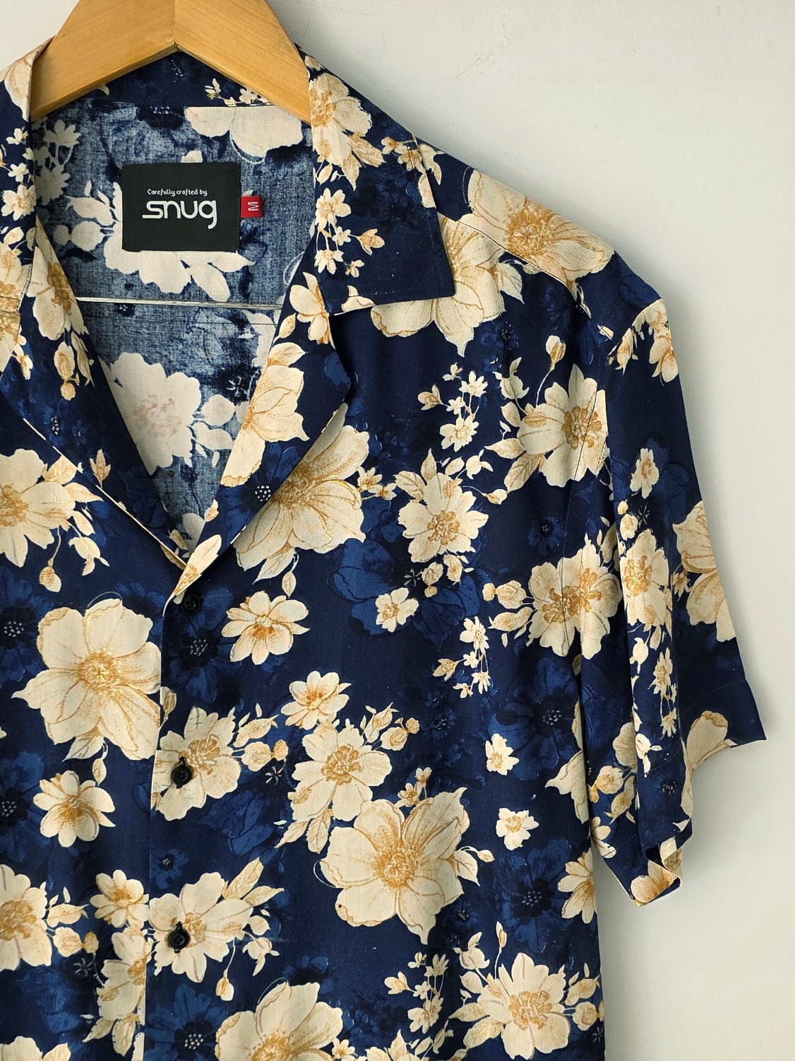 Snug botanical gauzy shirt with minimal block print in navy floral design