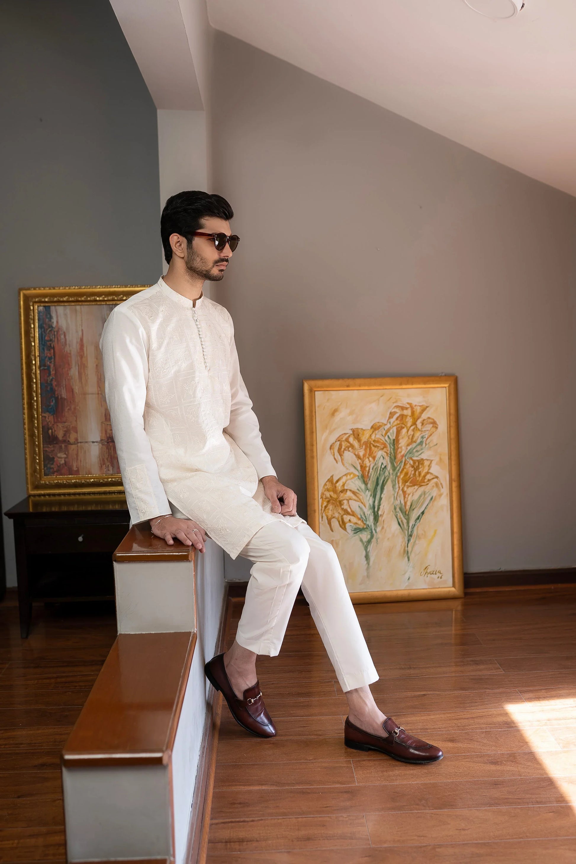 Classic Blooms: Snug's Embroidered Chic. - Snug