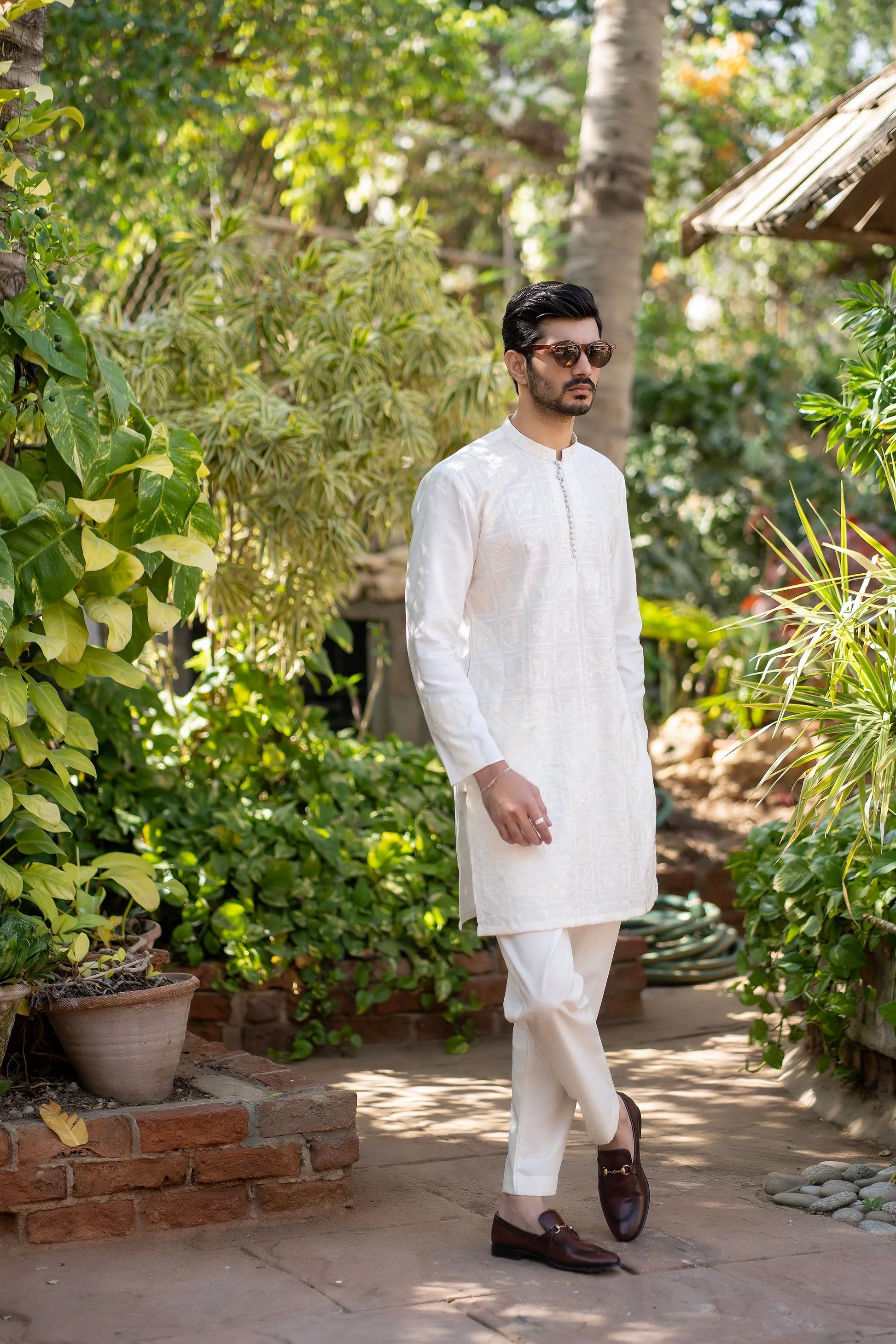 Classic Blooms: Snug's Embroidered Chic. - Snug