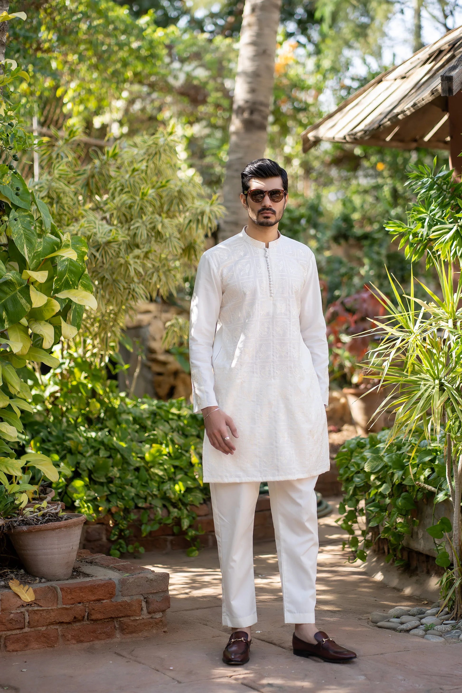 Classic Blooms: Snug's Embroidered Chic. - Snug