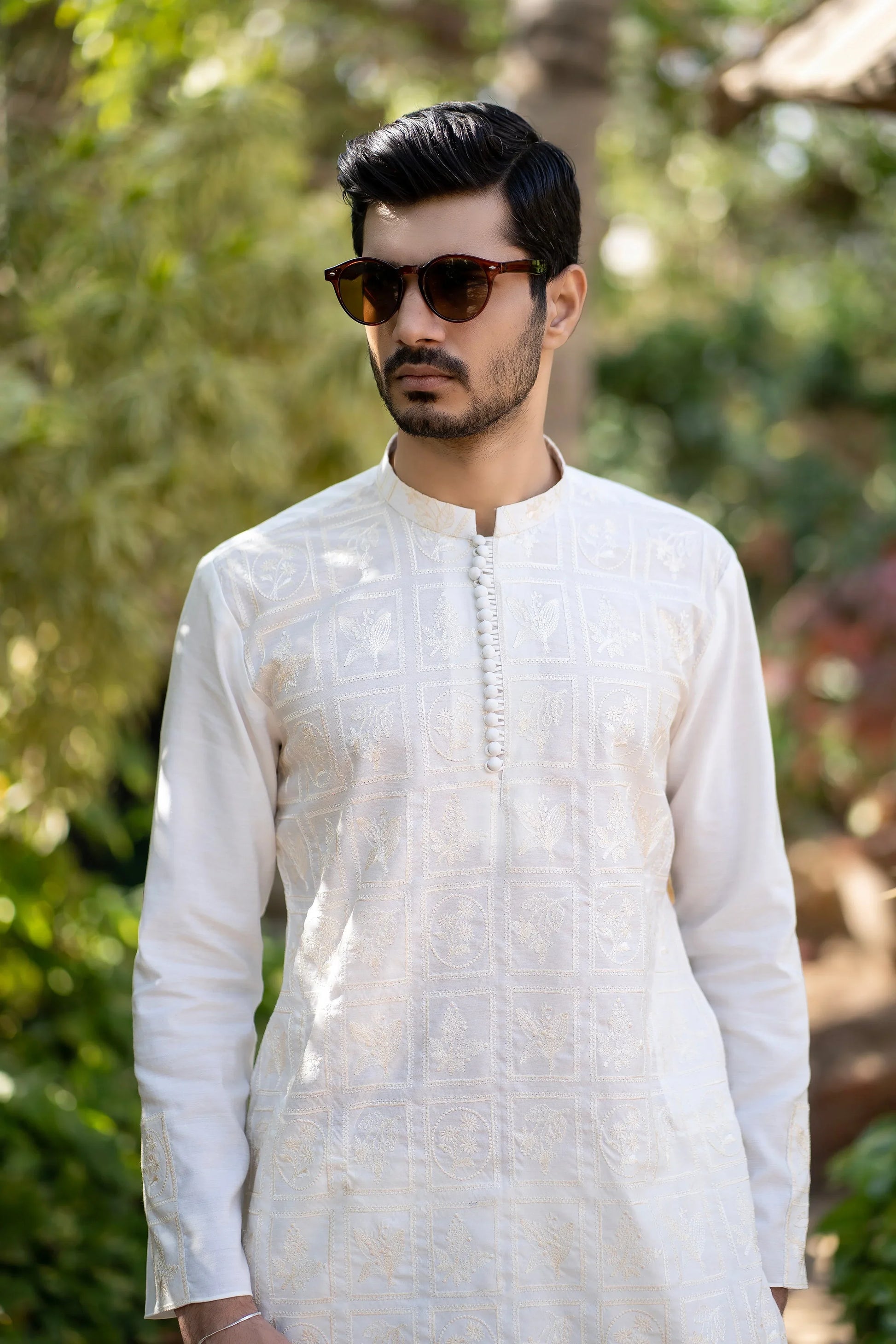 Classic Blooms: Snug's Embroidered Chic. - Snug