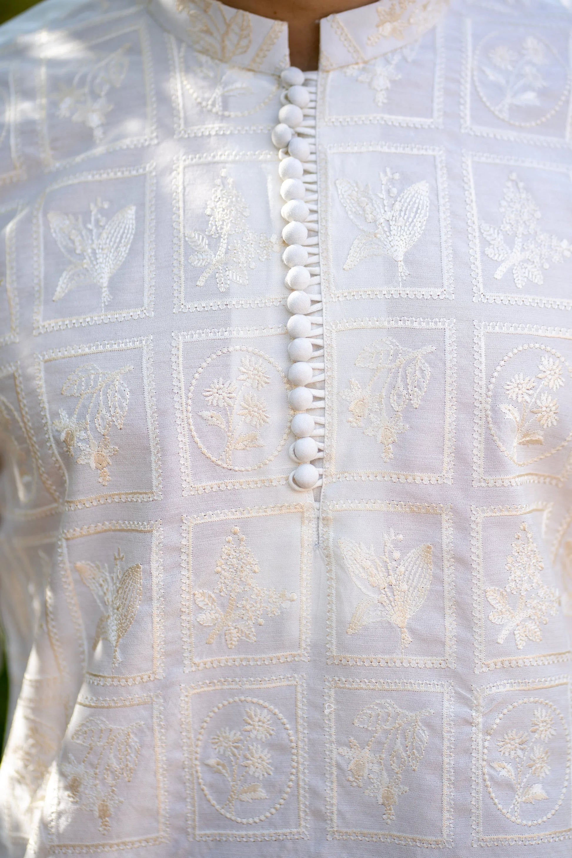 Classic Blooms: Snug's Embroidered Chic. - Snug