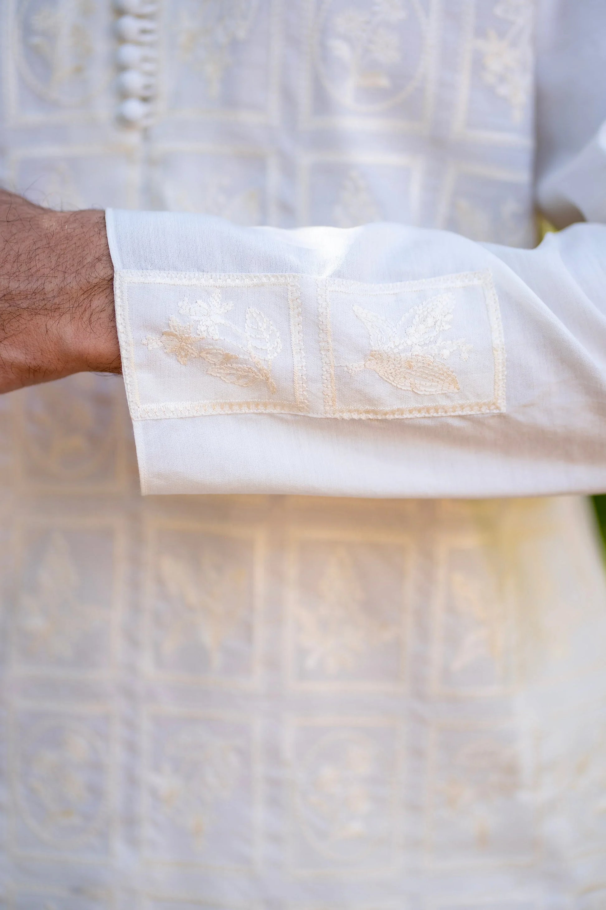 Classic Blooms: Snug's Embroidered Chic. - Snug